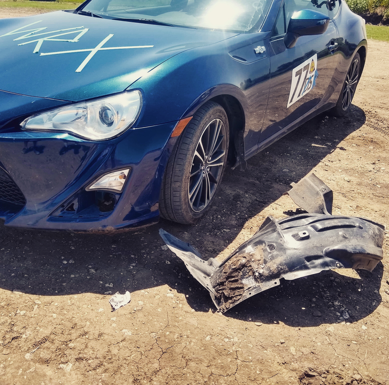 The fog light cover fell off later and was recovered.